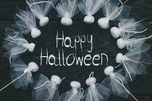 glücklich Halloween Text - - dekorativ Halloween Geist Stöcke foto