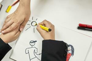 Familie Therapie. Schüler Zeichnung Familie. Gemälde mit farbig Marker foto