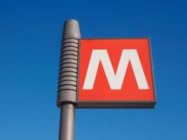 U-Bahn-Schild über blauem Himmel