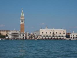 Markusplatz gesehen vor dem Markusbecken in Venedig foto