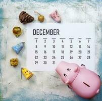 Planung Ihre Weihnachten Budget Konzept. Dezember 2019 Kalender mit Weihnachten Spielzeuge und Schweinchen Bank foto
