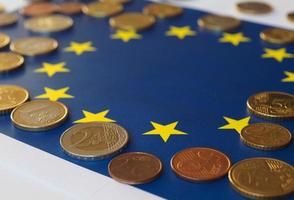 Euro-Münzen, Europäische Union, über Flagge foto
