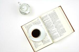 lesen ein Buch mit Kaffee foto