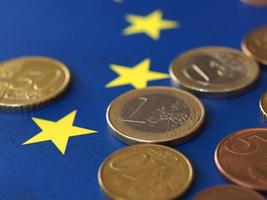 Euro-Münzen, Europäische Union, über Flagge foto