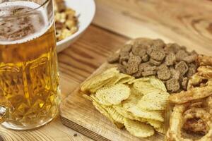 Bier Glas und Snacks foto