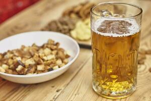 Bier Glas und Snacks foto