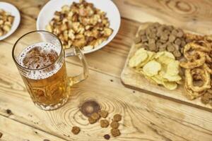 Bier Glas und Snacks foto