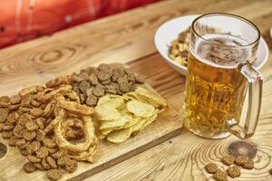 Bier Glas und Snacks foto