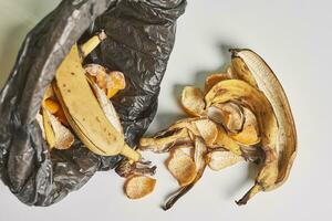 Banane schält im Müll können foto