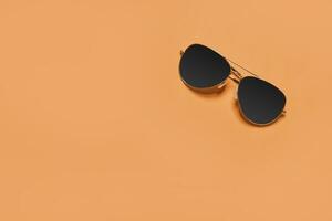 Sommer- Sonnenbrille auf Orange foto