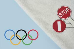 Boykott olympisch Spiele - - einschränkend der Verkehr singt und olympisch Flagge auf Handtuch foto