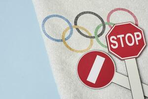 Boykott olympisch Spiele - - einschränkend der Verkehr singt und olympisch Flagge auf Handtuch foto