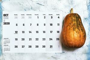 Oktober 2020 monatlich Kalender mit Kürbis auf Holz foto
