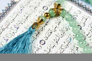 Taschkent, Usbekistan - - 20 April 2020 islamisch heilig Buch - - Koran foto