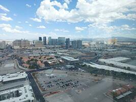 las Vegas, Nevada - - 11.08.2023 Aussicht von las Vegas Hotel Resorts und Casinos von das Dach von las Vegas Palmen Kasino Penthouse. Mehr als 40 Million Menschen Besuch las Vegas jeder Jahr. foto