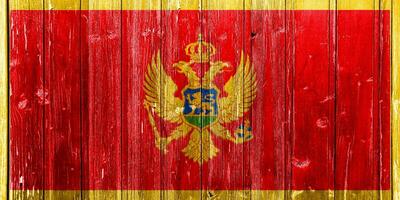 Flagge von Montenegro auf ein texturiert Hintergrund. Konzept Collage. foto