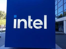 san Josef, Kalifornien, USA - - 09.11.2023 das Intel Logo ist sichtbar im Vorderseite von das Robert noyce Gebäude beim das Intel Konzern Hauptquartier im Santa Klara, Kalifornien. foto