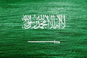 Flagge von Königreich von Saudi Arabien auf ein texturiert Hintergrund. Konzept Collage. foto