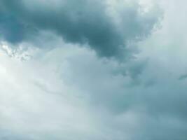 Hintergrund von Sommer- regnerisch Wolken foto