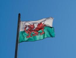 walisische Flagge von Wales über blauem Himmel foto