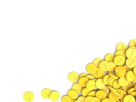Stapel von Gelb Medizin Tabletten - - isoliert auf Weiß Hintergrund foto