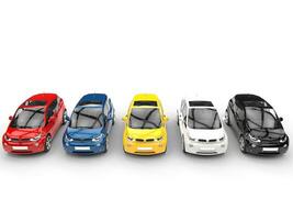 Reihe von klein elektrisch Autos - - verschiedene Farben - - oben Aussicht foto