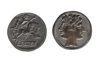 antike römische Münze isoliert über weiß foto
