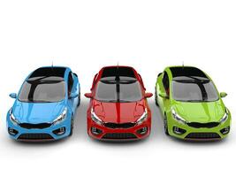 Rot, Grün und Blau modern kompakt elektrisch Autos - - oben Nieder Vorderseite Aussicht foto