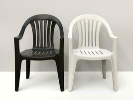 schwarz und Weiß generisch Plastik Stühle Seite durch Seite foto