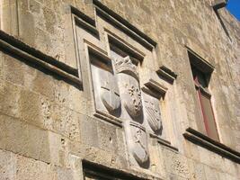 mittelalterlich Familie Wappen auf ein Stein Mauer foto