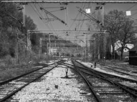 Zug Schienen Kreuzung - - schwarz und Weiß foto