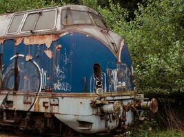 schön Jahrgang rostig Blau Zug Lokomotive foto