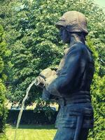 Bronze- Feuerwehrmann Wasser Brunnen Statue foto