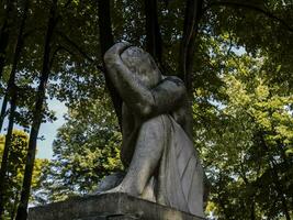 weinend Frau Stein Statue im das Wald foto