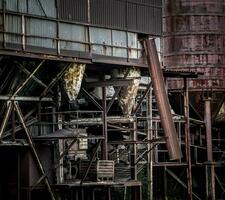 städtisch zerfallen - - groß rostig Maschinen foto