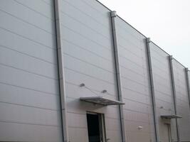 sauber Aluminium Gebäude Fassade foto