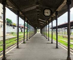 alt leeren verlassen Zug Bahnhof foto