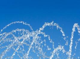 Wasser Tropfen und Streams - - Blau Himmel Hintergrund foto