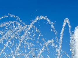 frisch Wasser Streams Schießen oben von das Brunnen foto