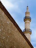 Moschee Turm mit groß Mauer im Vorderseite von es foto