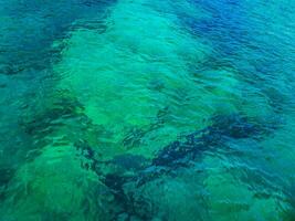 perfekt Kristall klar Türkis flach Meer Wasser foto