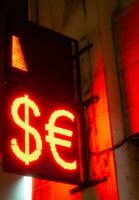 glühend Dollar - - Euro Neon- Zeichen im das Straße foto