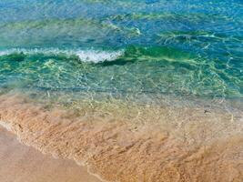 schön azurblau Blau Wasser und Orange Strand Sand foto