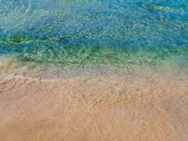 Orange Sand und Kristall klar Blau Wasser - - leeren Strand im Kreta, Griechenland foto