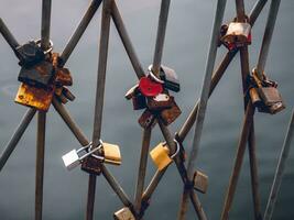 Liebe Vorhängeschlösser auf gesperrt auf das Geländer auf das Brücke foto