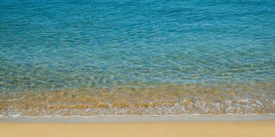 Muschel und schön leeren Strand - - tolle Blau klar Meer Wasser und Orange Sand foto