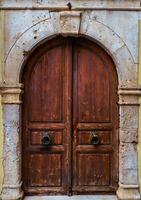 alt hölzern Tür im das alt Teil von Stadt, Dorf - - venezianisch Stil foto