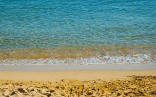 schön sandig Strand - - tolle Blau Wasser - - leeren Strand foto