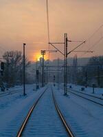 leeren Zug Spuren beim Sonnenuntergang - - Winter Jahreszeit foto