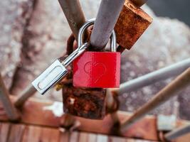 rot Liebe sperren mit Herz Symbol, gesperrt auf ein Brücke Schiene foto